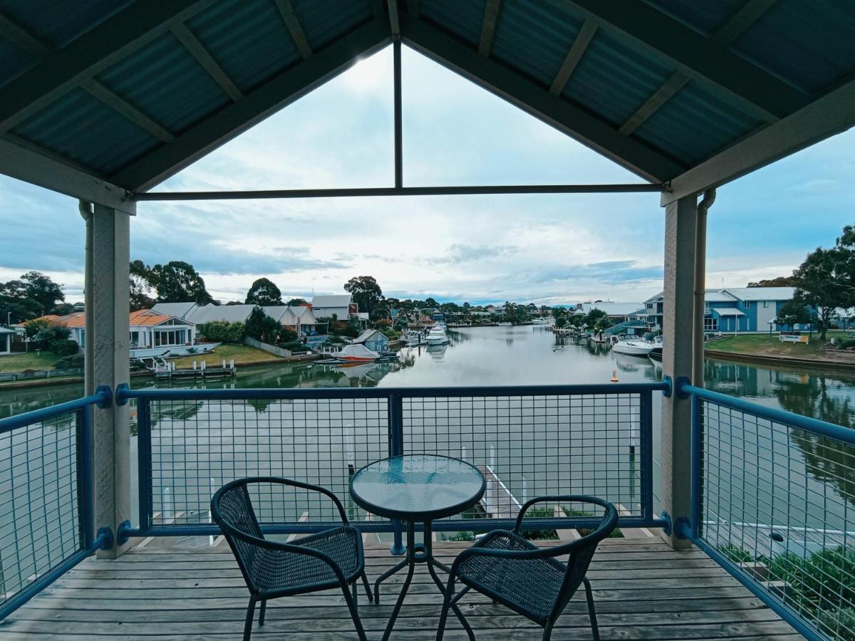 The View - Captains Cove Waterfront Resort Пейнсвилл Экстерьер фото