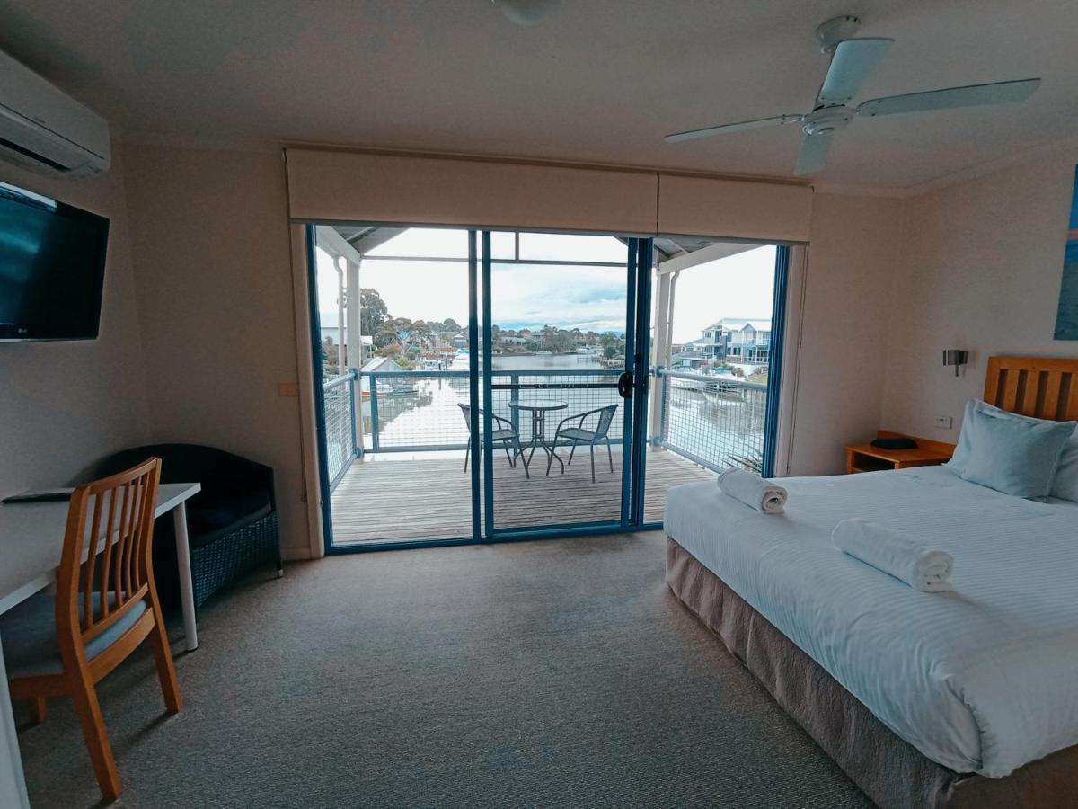 The View - Captains Cove Waterfront Resort Пейнсвилл Экстерьер фото